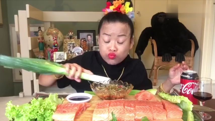 吃播:泰国吉吉大妈三文鱼沾海鲜酱,看见大妈就想笑